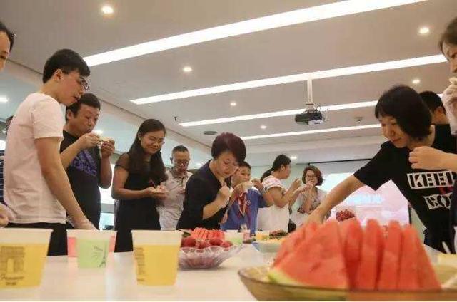 从2011年开始,公司就依稀有了"员工下午茶"的雏形,只是没有特别安排出