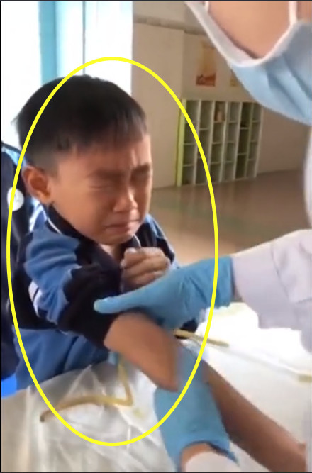 勇敢的孩子是怎么打针的?我在幼儿园也抽过,一点也不哭!