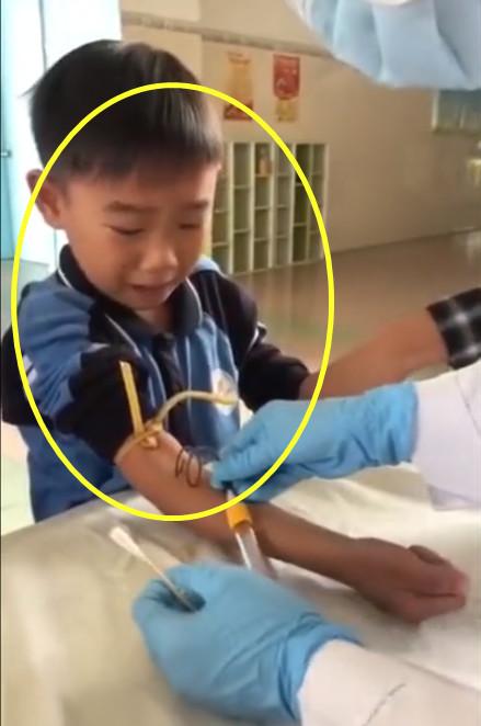 勇敢的孩子是怎么打针的?我在幼儿园也抽过,一点也不哭!