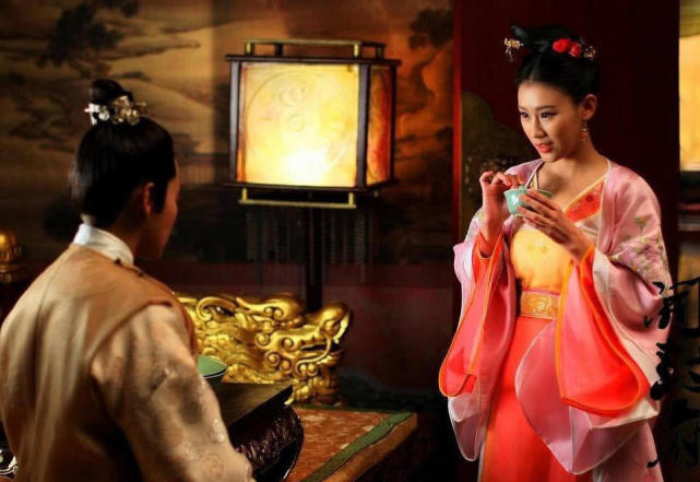 在中国历史上,女性能上朝旁听参政的并不多,宋真宗赵恒的妻子刘娥就