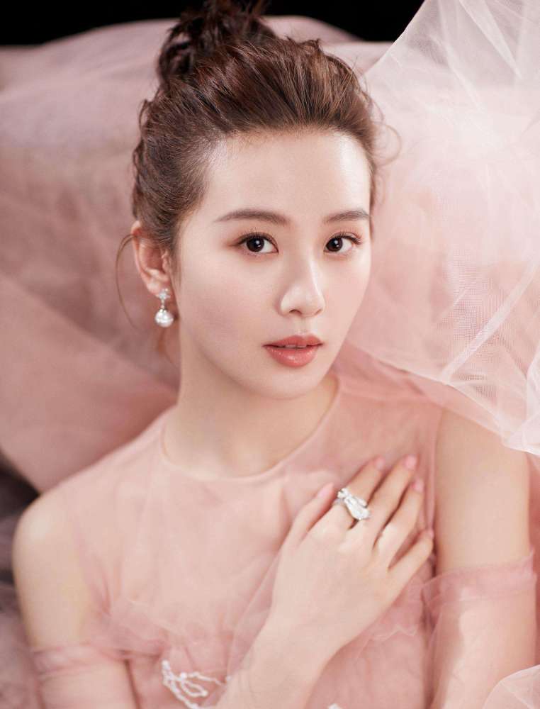 刘诗诗携手倪妮新剧《流金岁月》开机,而这部同名经典