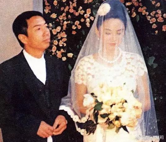 林青霞与邢李10在1994年结婚,两人婚后育有两个女儿分别是邢爱林和