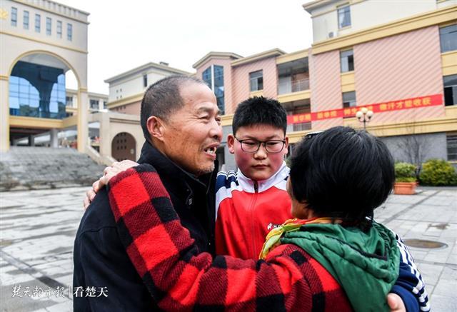 初中救人水沟黄陂14岁初中生v初中留名不跌进吗爹爹一中有郴州图片
