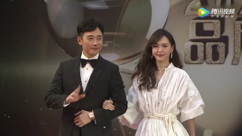 唐嫣手挽罗晋亮相红毯,白色泡泡裙大长腿超美,罗晋的举动太宠溺