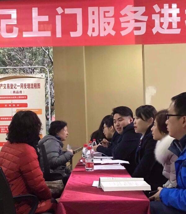小区地下停车位如何办证?硚口区规划局进社区