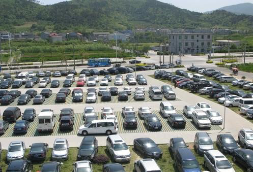 为何很多人宁愿把车停在路边,也不买停车位?其
