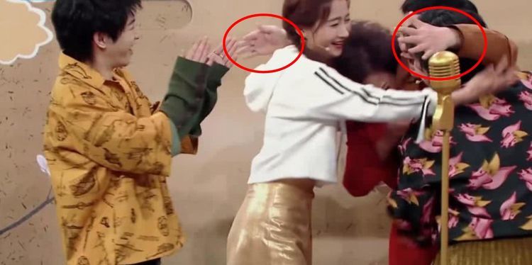 节目现场华晨宇抱关晓彤,明显犹豫了下,网友:怕鹿晗