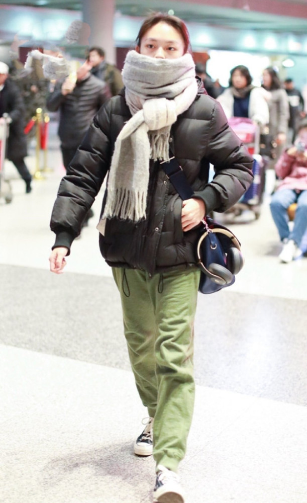 金马影后文淇穿搭随性自然,感觉这才是高中生