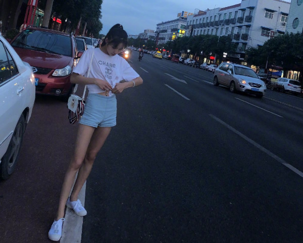 "夜店女王"杨馥宇身高到底多少?当她站在尺子前,网友看傻眼!