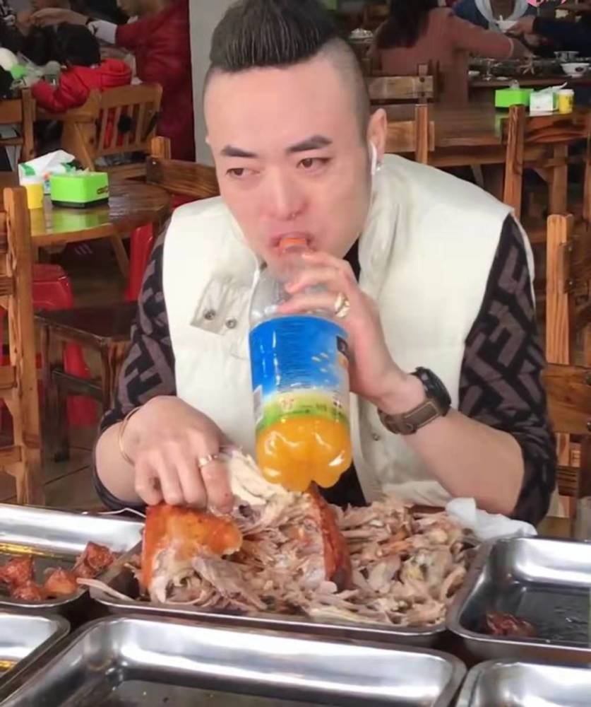大胃王阿浩一次性吃掉12只鸡,看到后面,网友:吞下去的
