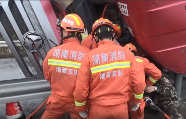 湘潭:货车高速闸道失控侧翻 司机被卡在车内无