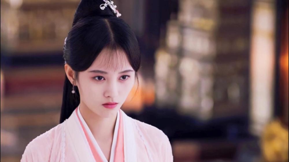 有没有觉得现在的古装剧太节俭了？许多女演员的头上几乎零发饰