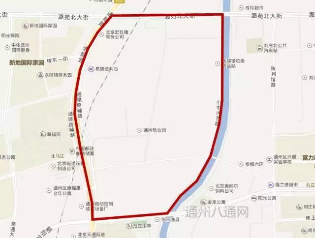 临空新村地块位于城市副中心北部, 北至潞苑北大街,东至中小河,南至