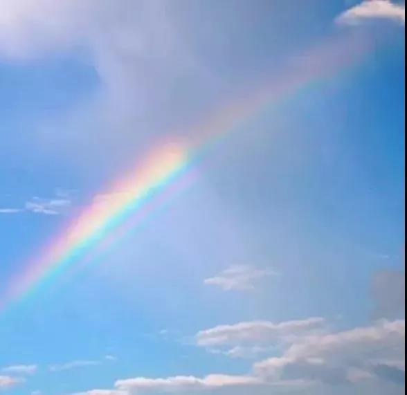 天空彩虹好运背景图:希望你如锦绣山河,万人向往,却属于我