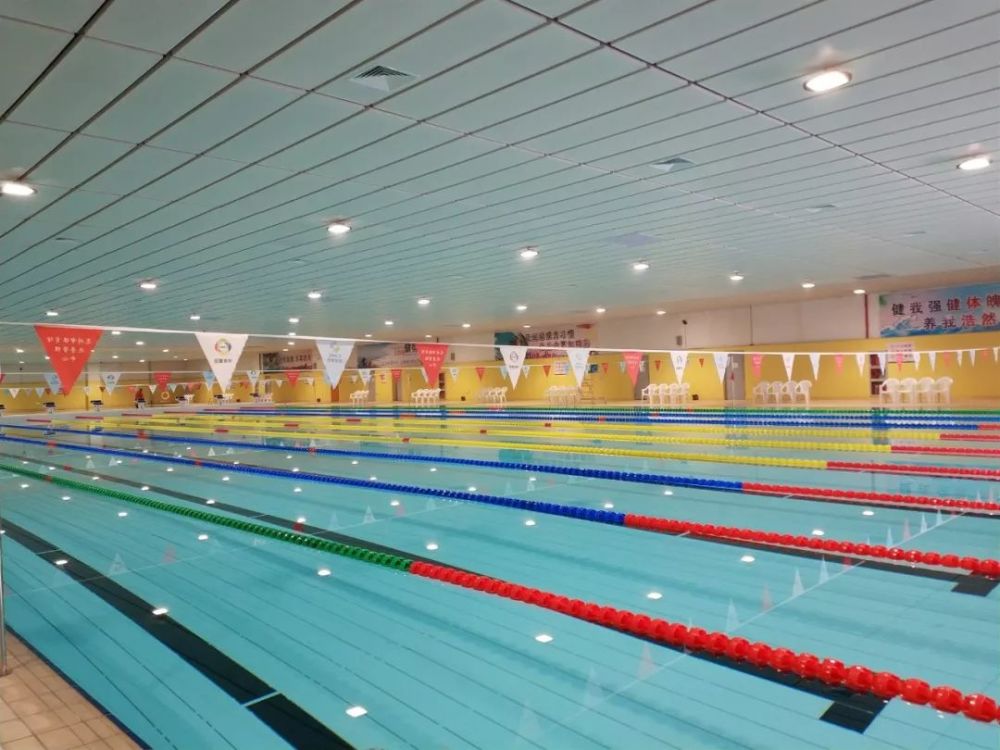 8米,设有10个标准赛道,每个赛道道宽2.2米.小游泳池为戏水池,水深