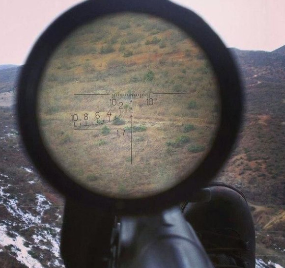 事实上,狙击手通过瞄准镜,看到的是这样的画面,别被游戏带进坑
