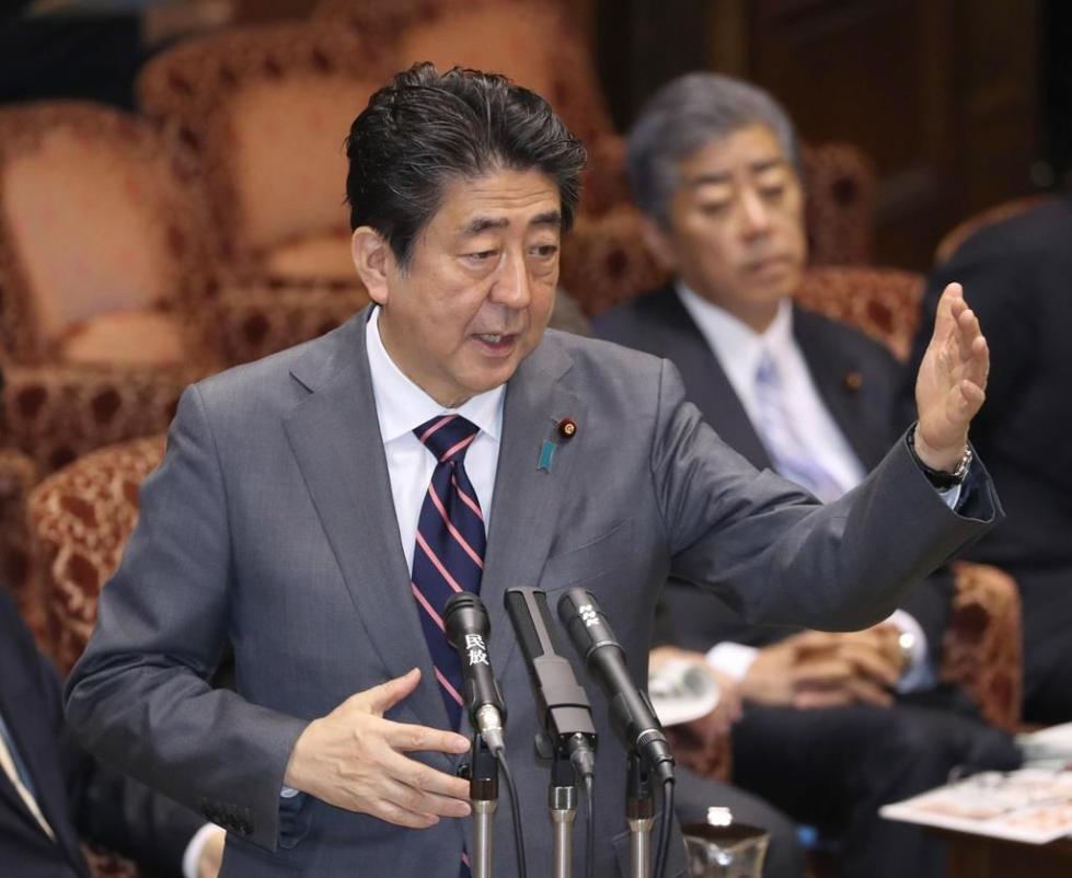 安倍晋三6日上午接受国会参议院预算委员会质询.