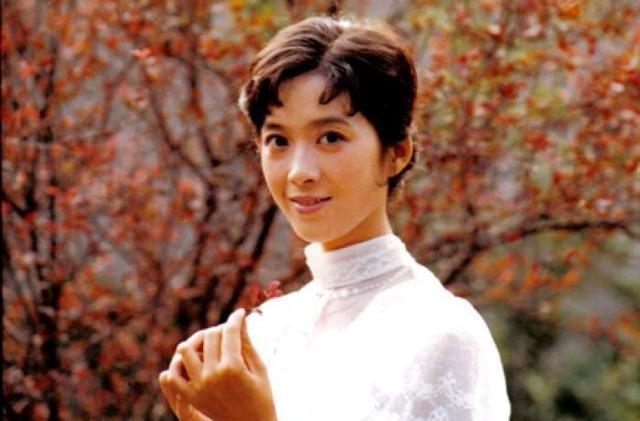 1984年凭借《大桥下面》获得百花奖最佳女主角奖,影片同时获得文化部