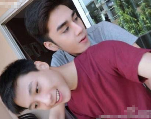 男生之间能有多"亲密"?去男寝走上一圈就明白,网友:结婚吧!
