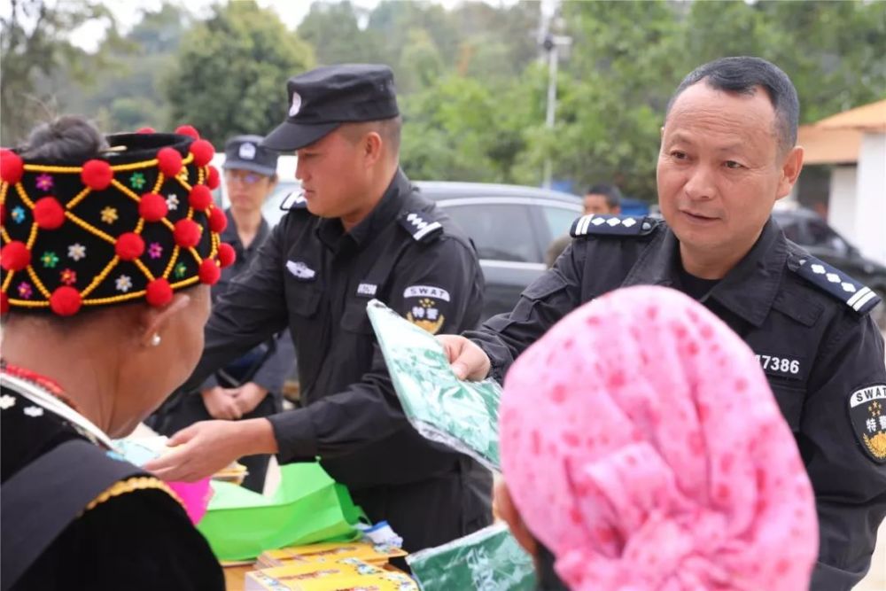 走进西山乡,看看芒市公安警花们都在干嘛?