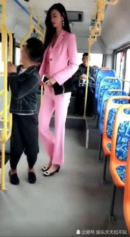 抖音惊现两米"女巨人",网友:没有男人征服得了!