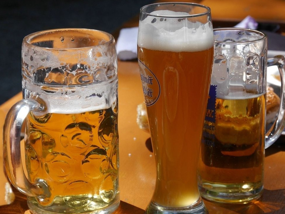 喝酒时,一瓶白酒等于喝多少啤酒?酒界专家:13瓶啤酒!