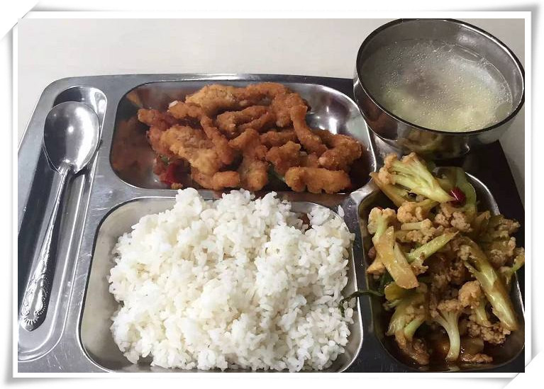 各国学校食堂饭菜大比拼,看到中国的"大铁盘子"真接地气!