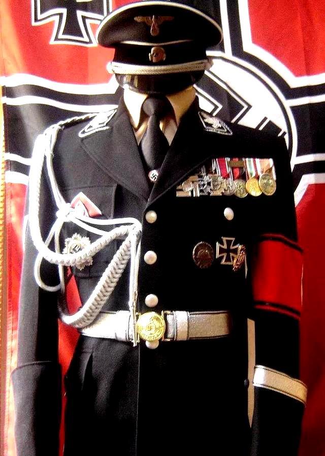 但是希特勒坚持将德国军服设计的如此完美且还不能普及就是为了配合