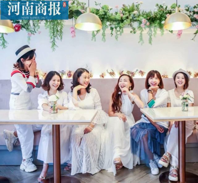 因共同的梦想,6个闺蜜"联手"在郑州开店,她们的大合照太温馨