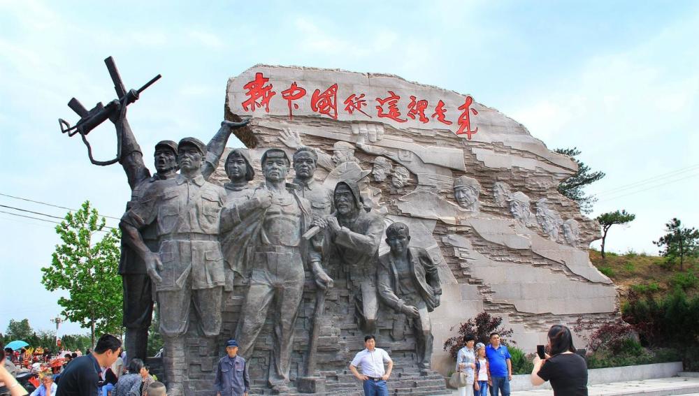 革命圣地——河北省平山县西柏坡红色旅游升温,来自全国各地的游客在