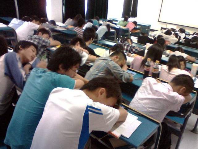 只因大学生上课睡大觉,教授一气之下转行送快递,如此
