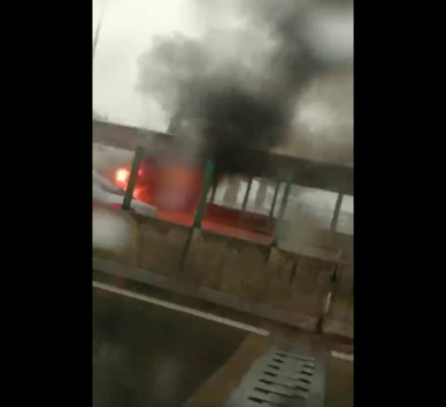 长沙万家丽快速桥有小车自燃 注意避让_大湘网