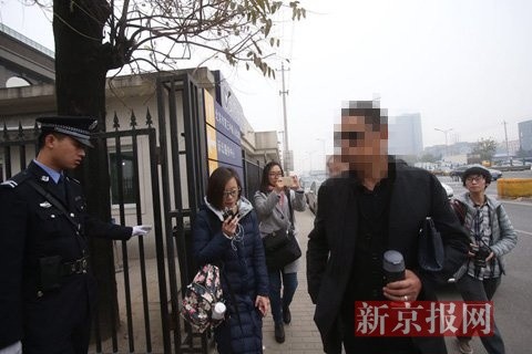 中传女生被害案开审：嫌犯父亲面带口罩 神情憔悴