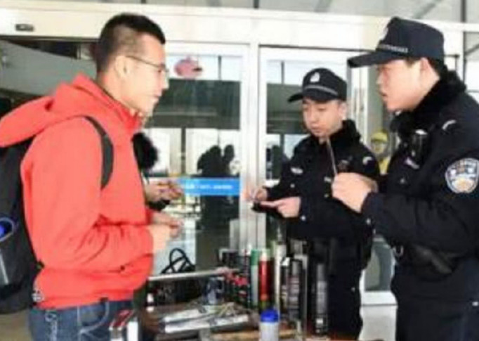 火车站的警察要连线检查手机是干什么的 可以拒绝吗 民警告诉你 看点快报