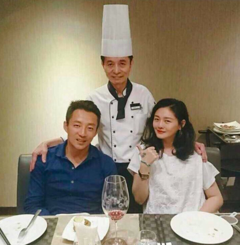 汪小菲西装革履忙工作,没大s陪伴,翘二郎腿随意又自信!