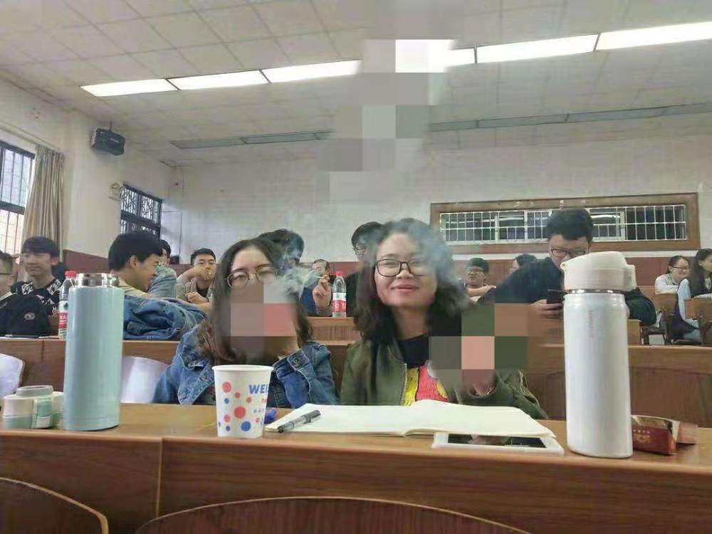 个专业的大学生上课竟然人人吸烟,网友:你们专业还要