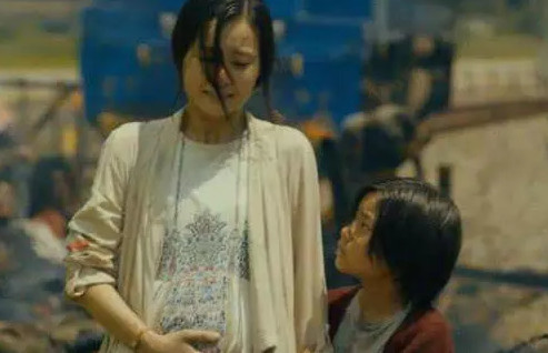 《釜山行》中细思极恐的细节:为何最后活下来