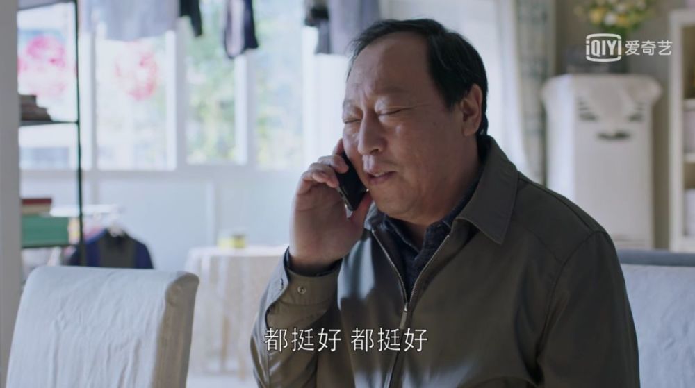 死要面子 谁都活受罪 在《都挺好》里,苏大强给过去的老领导老同事打