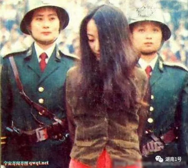 80年代严打老照片被枪决的女犯人押上刑场的流氓犯