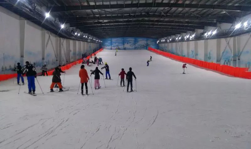 河北省邯郸游玩景点四季滑雪馆