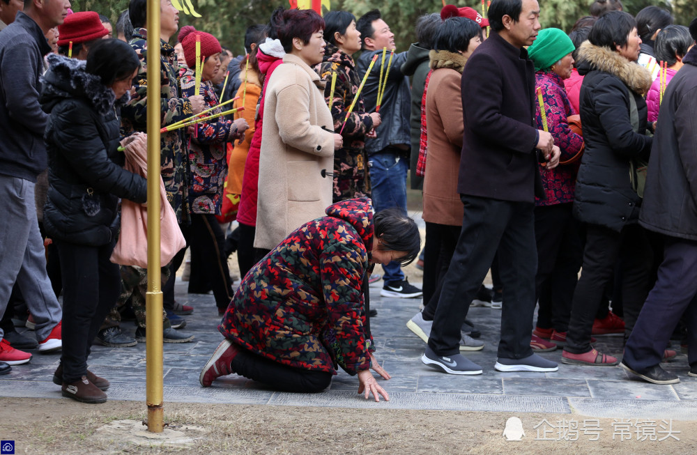 "全球最大庙会"吸引数十万游客上香,孩子当场被挤哭