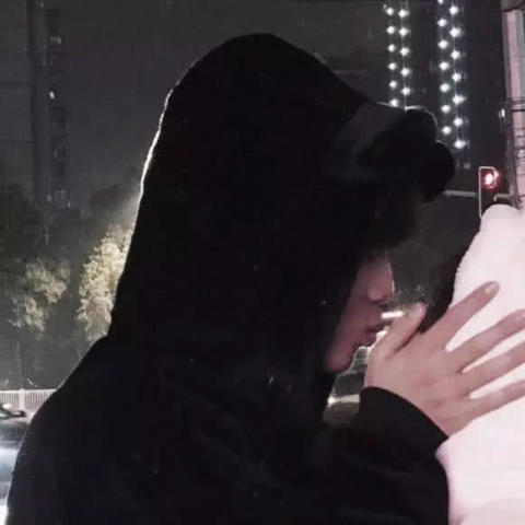 最近很火的情侣头像,大猪蹄子:密码发来,泡脚凤爪:我自己换