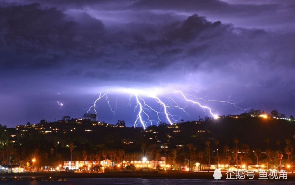 雷神发怒?美国南加州出现罕见雷暴奇景,5小时劈2200道闪电