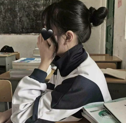 再来看看最后一张,图片中的女生穿着校服,坐在了教室中,看着她挽起