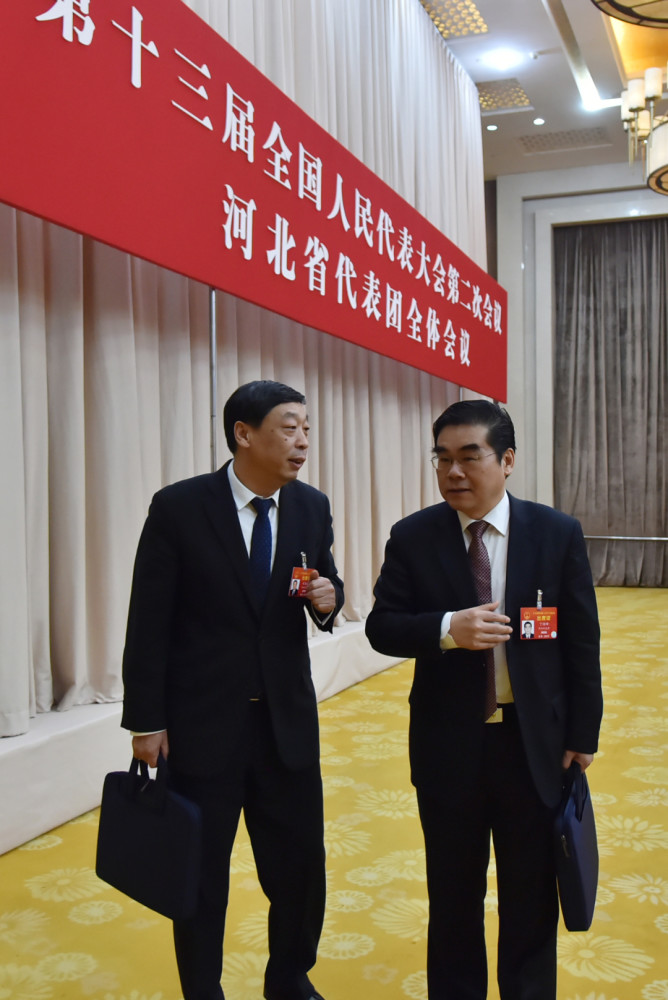 全国人大代表时清霜(左)与全国人大代表丁绣峰走出会场.