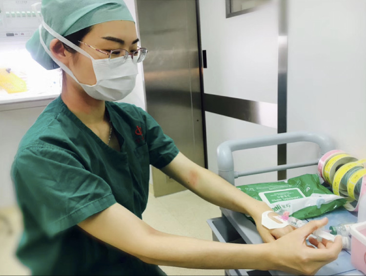 省医南海医院的妇科医生陈倩莹在朋友圈里发了一张给自己打针的图片