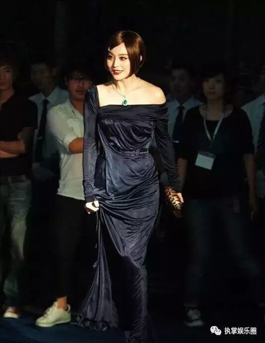 范冰冰早年短发造型太美了搭露背装气质出众看了也想剪短发