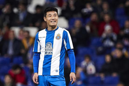 GIF-武磊开场边路强行超车赢球权 机敏插上送