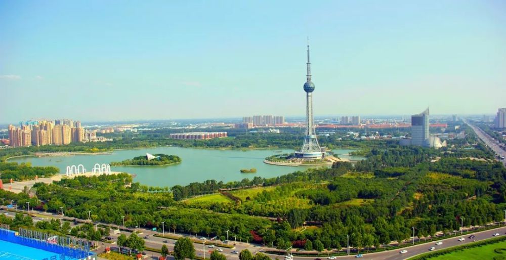 龙源湖公园 龙源湖公园景色优美,湖光十色,恬静自然,令人心旷神怡.