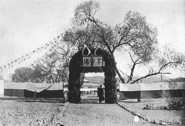 老照片:日军在清朝祖陵搞派对